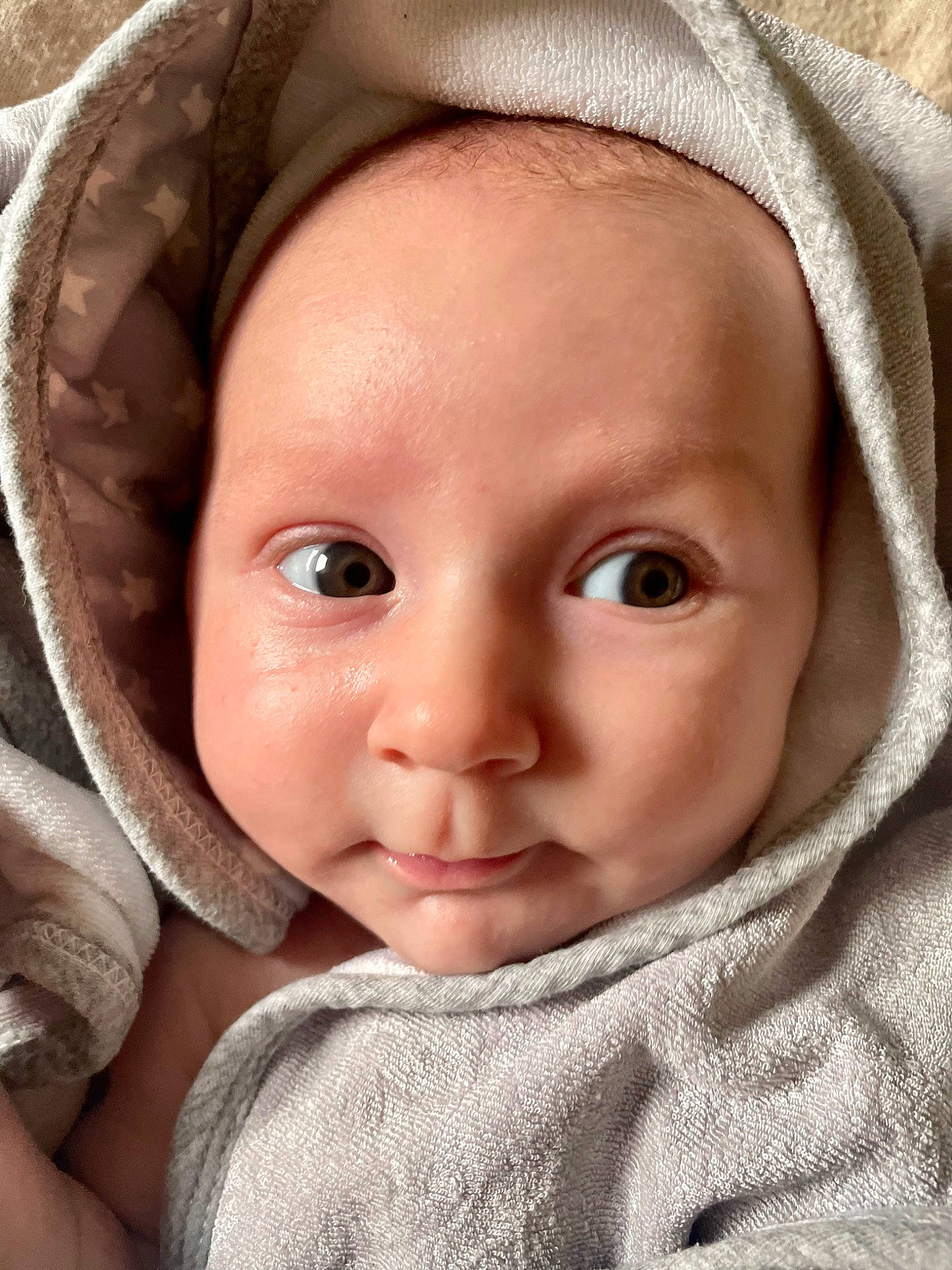 Norah a rejoint le concours — aidez-le/la à gagner de superbes lots ! baby, cheek, chin, comfort, eye, eyebrow, eyelash, face, gesture, headgear, iris, lip, mammal, mouth, nose, person, skin, sleeve, smile, white