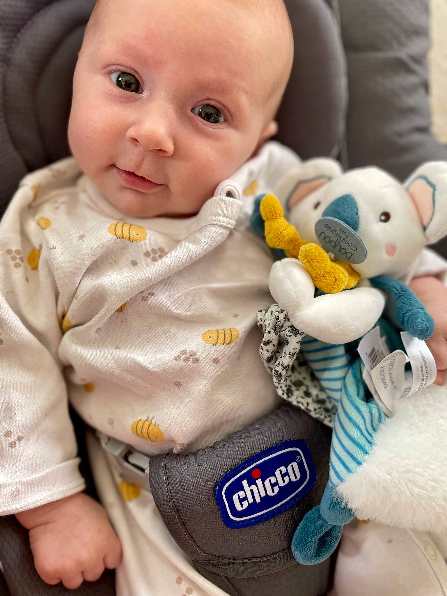 Norah participe au concours pour gagner de l'argent avec cette photo : baby, baby_toddler_clothing, cheek, collar, comfort, eye, face, finger, gesture, happy, head, mouth, nose, organ, person, photograph, product, skin, sleeve, textile