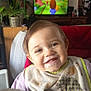 Jeanne participe au concours pour gagner de l'argent avec cette photo : baby, child, smiling, high_chair, bib, messy_face, food, indoor, living_room, television, cartoon, plant, furniture, person, portrait, cute, happy, home, casual, young_child