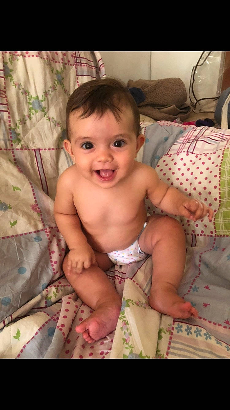 Maë participe au concours pour gagner de l'argent avec cette photo : abdomen, baby, cheek, chest, child, comfort, eye, face, finger, hairstyle, happy, iris, joy, person, product, sitting, skin, smile, stomach, thigh