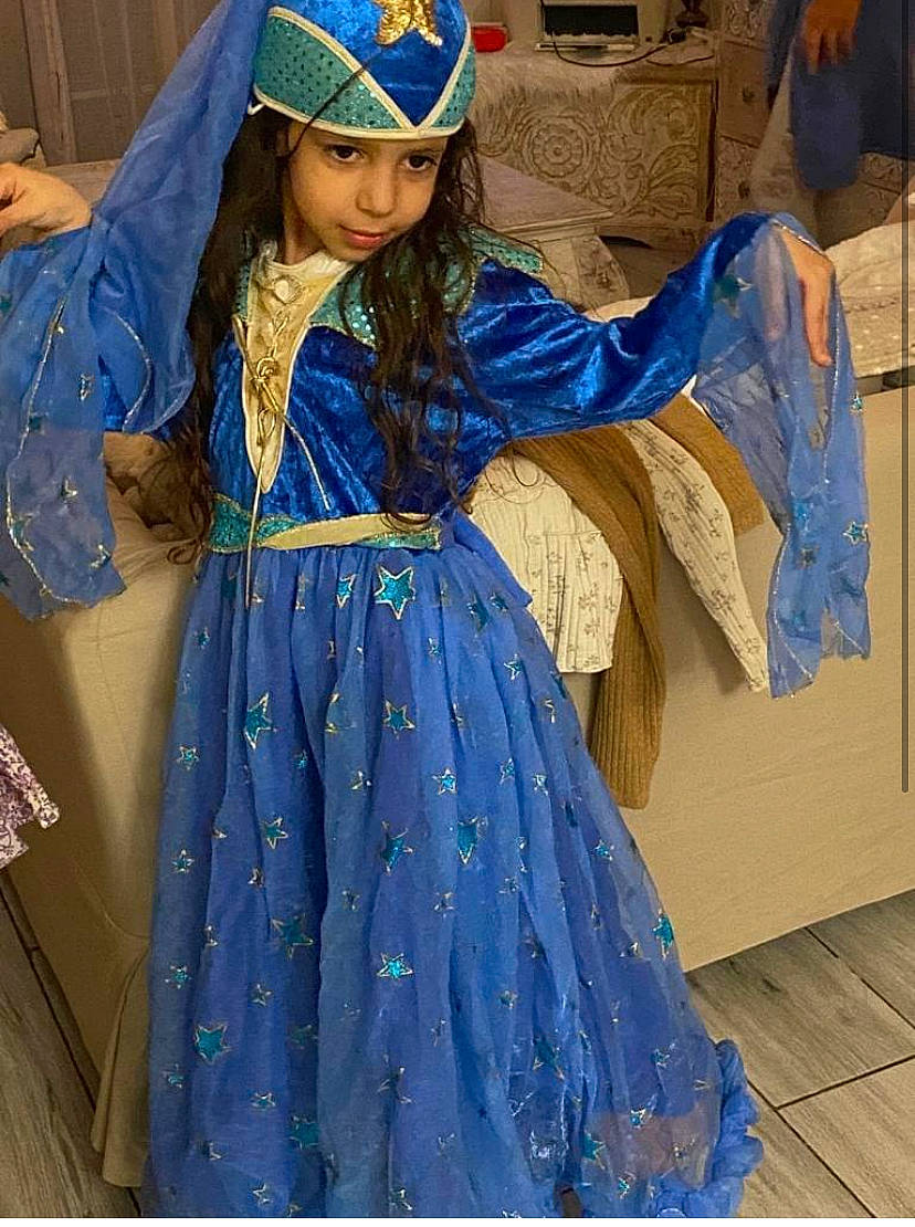 Kaylee participe au concours pour gagner de l'argent avec cette photo : blue, costume_design, day_dress, dress, electric_blue, entertainment, event, fashion, fashion_design, formal_wear, gown, headgear, headwear, makeover, one_piece_garment, performing_arts, person, sleeve, textile, tradition