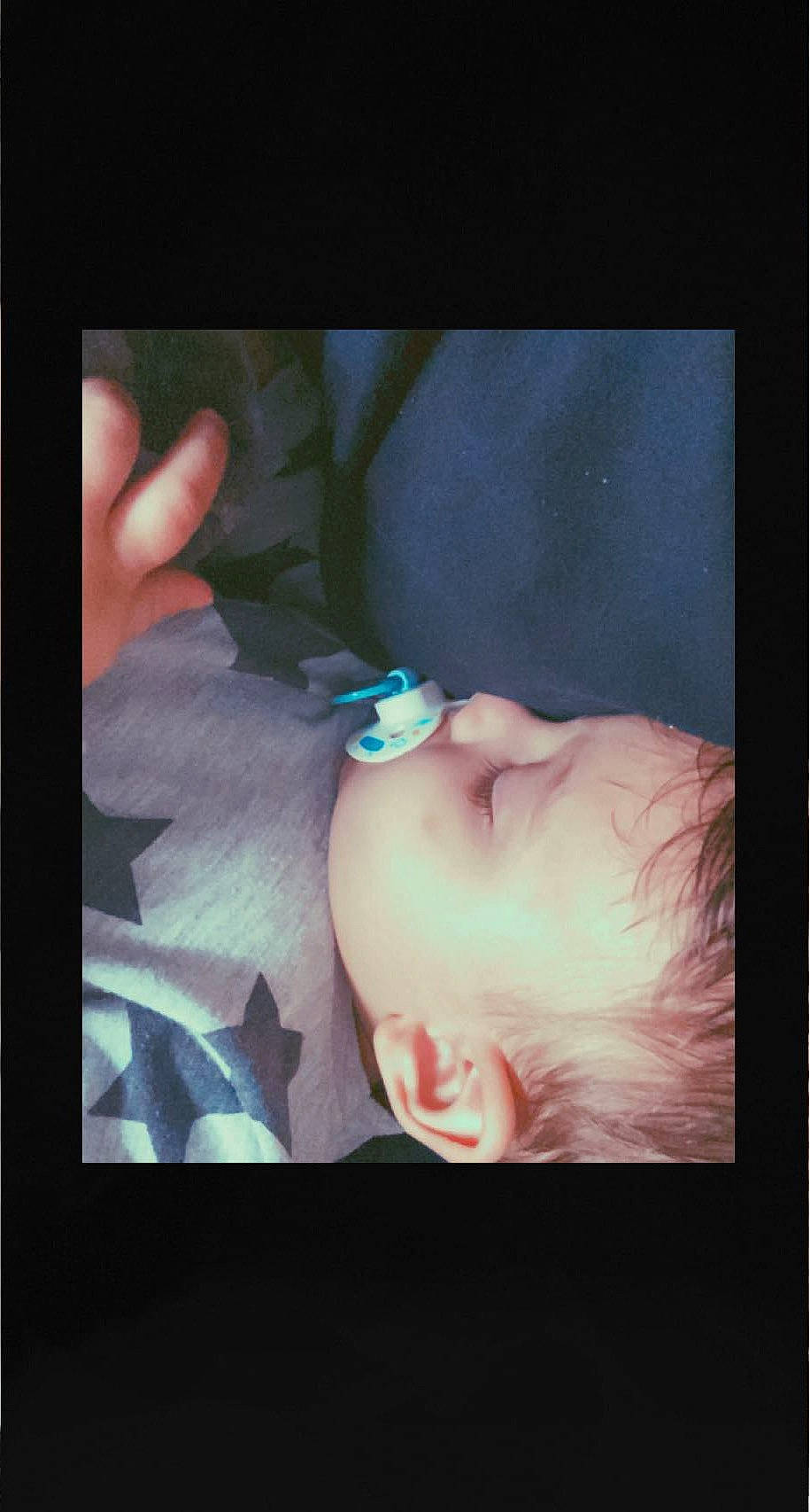 Cyrus is registered to the contest to win money with this photo: chest, cloud, ear, eye, eyebrow, eyelash, face, finger, gesture, hair, hand, human_body, iris, jaw, leg, lip, mouth, neck, nose, person