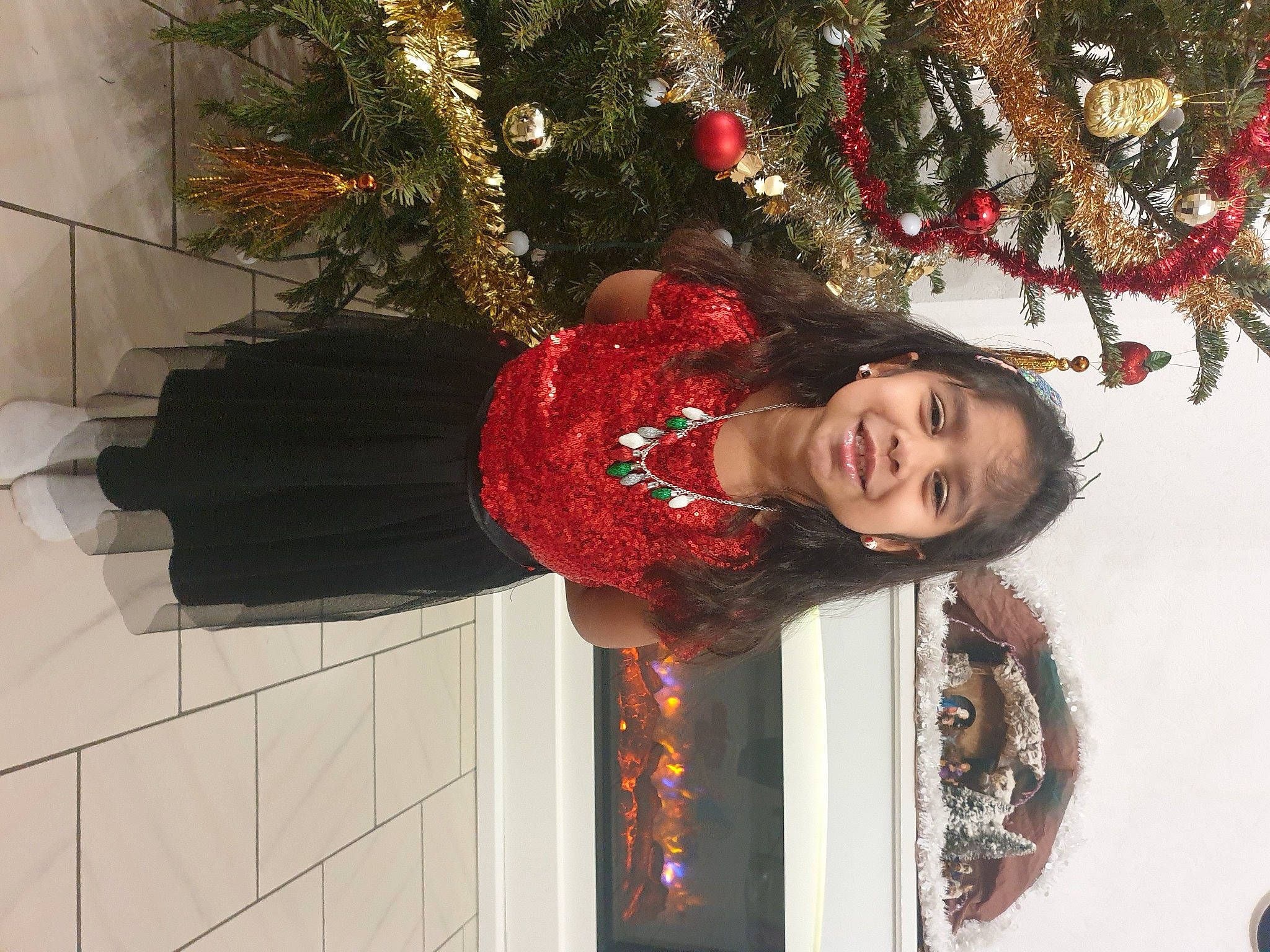 Eléonore participe au concours pour gagner de l'argent avec cette photo : carmine, christmas, christmas_decoration, christmas_ornament, christmas_tree, conifer, event, fun, happy, holiday, holiday_ornament, joy, ornament, pattern, person, plant, red, smile, tradition, tree