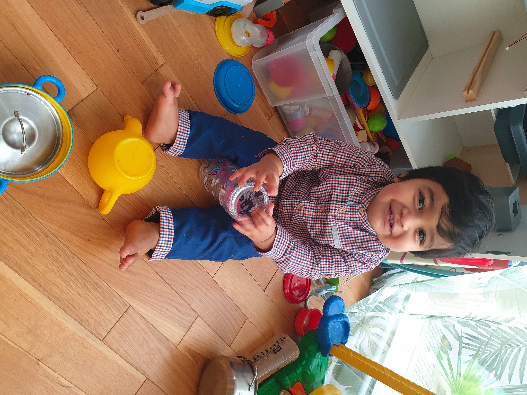 Léopold a rejoint le concours — aidez-le/la à gagner de superbes lots ! baby, bookcase, child, facial_expression, floor, flooring, fun, green, happy, joy, leisure, party, person, play, product, room, smile, snapshot, t_shirt, toddler