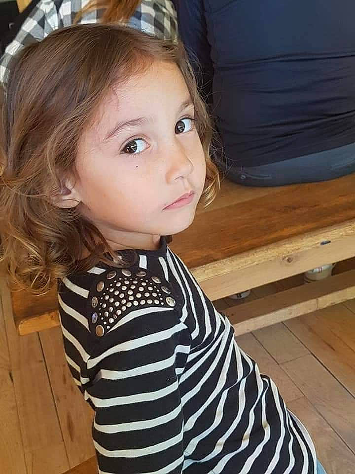 Layana a rejoint le concours — aidez-le/la à gagner de superbes lots ! baby_toddler_clothing, bangs, blond, brown_hair, child, electric_blue, eyelash, fashion_accessory, flash_photography, fun, hair, happy, head, headpiece, neck, pattern, person, shoulder, sleeve, toddler