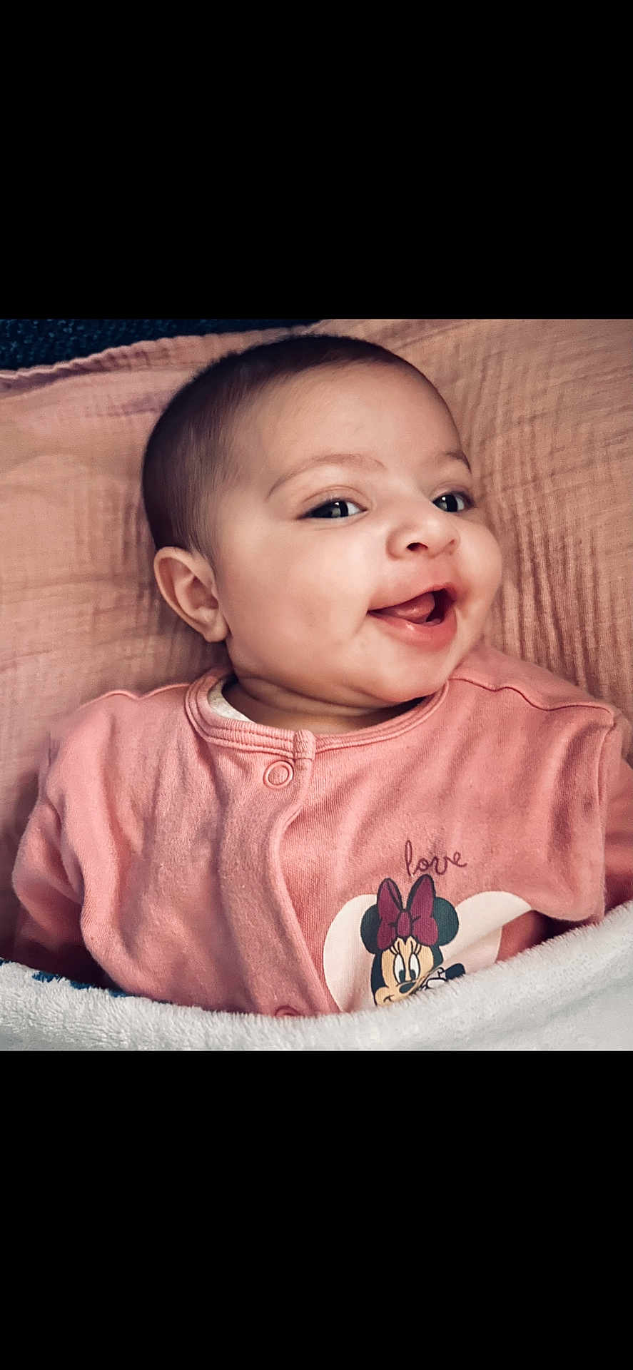 Aïda participe au concours pour gagner de l'argent avec cette photo : baby, infant, smiling, pink, blanket, onesie, minnie_mouse, cartoon, face, eyes, ear, cheek, mouth, tongue, bedding, portrait, indoor, cute, newborn, clothing