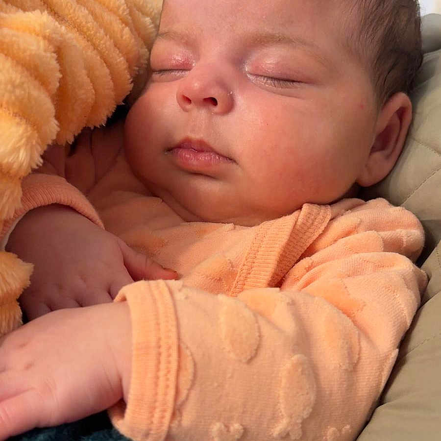 Loujaine a rejoint le concours — aidez-le/la à gagner de superbes lots ! baby, bed, bedroom, blanket, clothing, cushion, face, furniture, glove, head, homedecor, indoors, newborn, person, photography, portrait, quilt, room, sleeping, towel