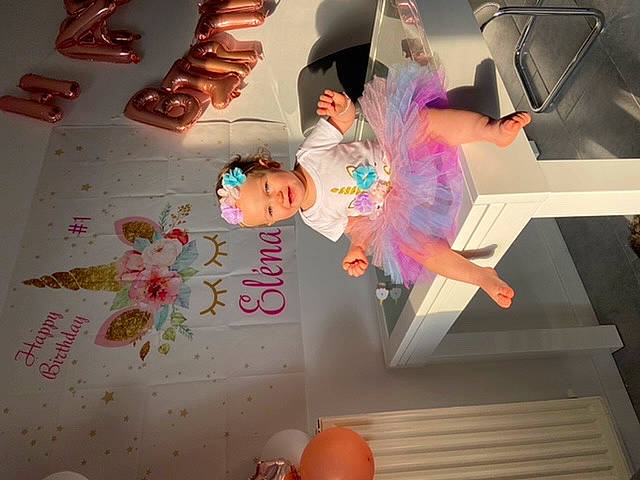 Eléna a rejoint le concours — aidez-le/la à gagner de superbes lots ! child, footwear, headwear, joy, person, pink, play, room, shoe