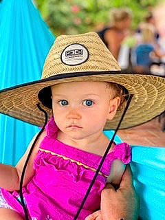 Eléna participe au concours pour gagner de l'argent avec cette photo : baby, child, clothing, cowboy_hat, fashion_accessory, hat, headgear, headwear, person, smile, sun_hat, toddler