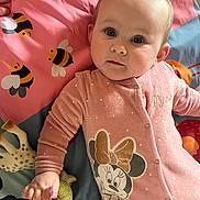 Julia a rejoint le concours — aidez-le/la à gagner de superbes lots ! baby, pink_onesie, minnie_mouse, toy, playmat, bee_pattern, giraffe_toy, infant, child, cute, lying_down, hand, face, clothing, indoor, young_child, colorful, soft_toys, expression, person