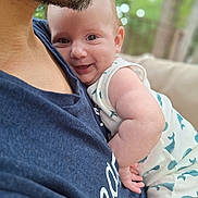 Sacha a rejoint le concours — aidez-le/la à gagner de superbes lots ! baby, smiling, face, arm, person, clothing, blue_shirt, skin, closeup, happy, infant, outdoor, nature, blurred_background, cuddle, holding, child, portrait, casual, daylight
