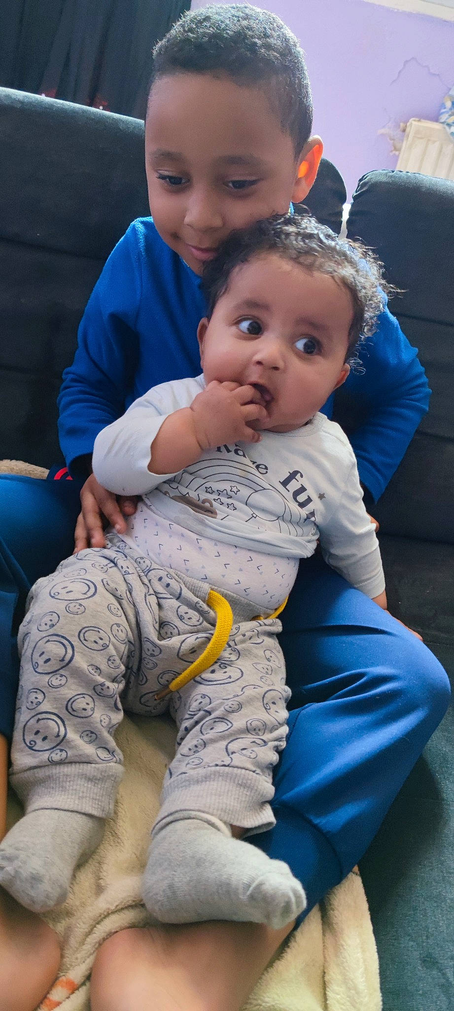 Ayoub a rejoint le concours — aidez-le/la à gagner de superbes lots ! baby, baby_toddler_clothing, blue, cool, face, facial_expression, gesture, hairstyle, happy, head, interaction, joint, joy, leg, leisure, muscle, people, person, sleeve, t_shirt