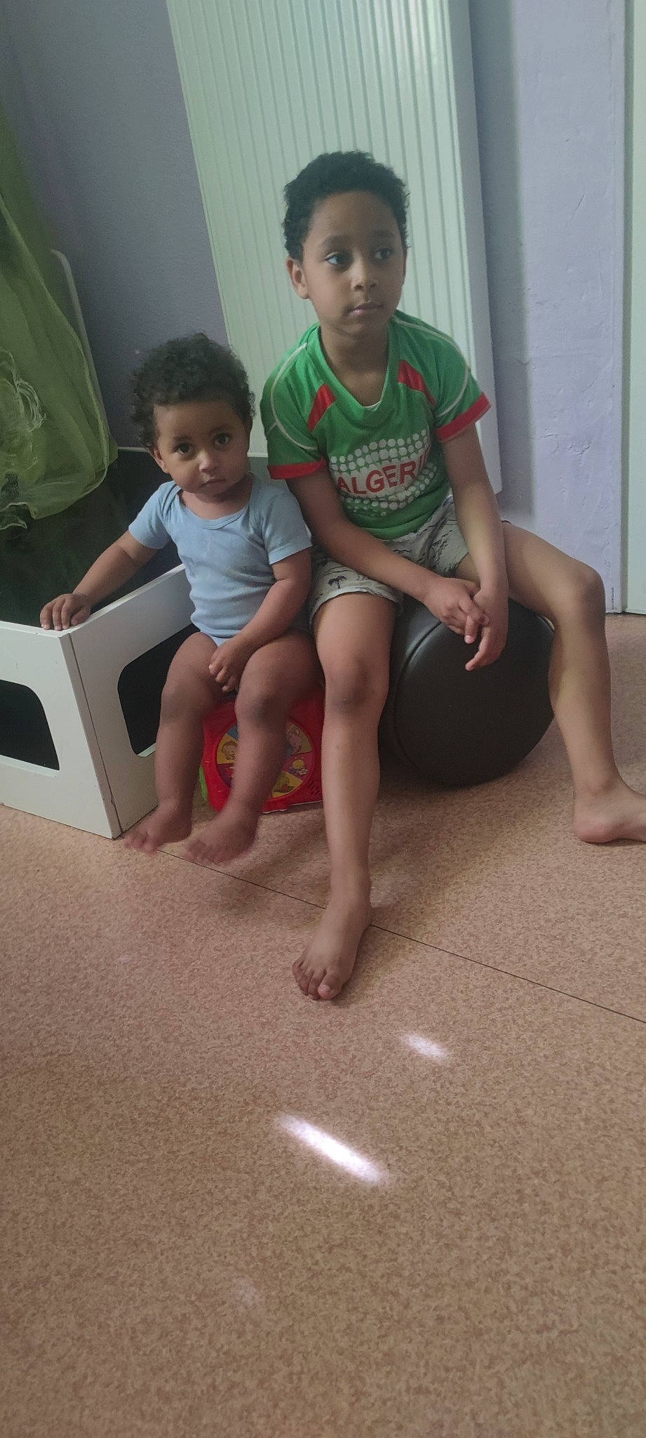 Ayoub participe au concours pour gagner de l'argent avec cette photo : barefoot, child, comfort, finger, flip_flops, flooring, foot, fun, happy, human_leg, knee, lap, people, person, shorts, skin, summer, t_shirt, thigh, toddler