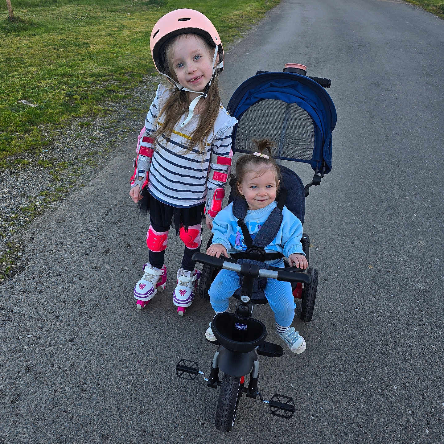 Chloé a rejoint le concours — aidez-le/la à gagner de superbes lots ! baby, bicycle, car, child, clothing, face, female, footwear, girl, hat, head, helmet, person, photography, portrait, road, shoe, stroller, transportation, vehicle