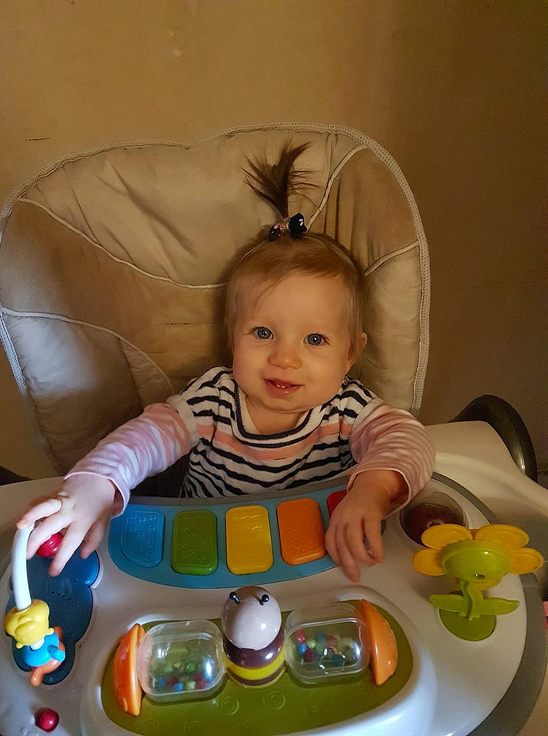 Chloé a rejoint le concours — aidez-le/la à gagner de superbes lots ! baby, baby_toys, child, person, play, product, sitting, toddler