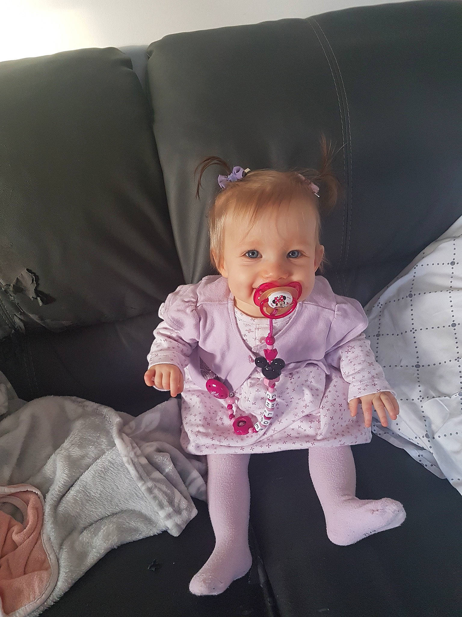 Chloé participe au concours pour gagner de l'argent avec cette photo : baby, cheek, child, comfort, couch, eye, face, fun, furniture, gesture, head, joy, leg, person, pink, sitting, skin, smile, textile, toddler