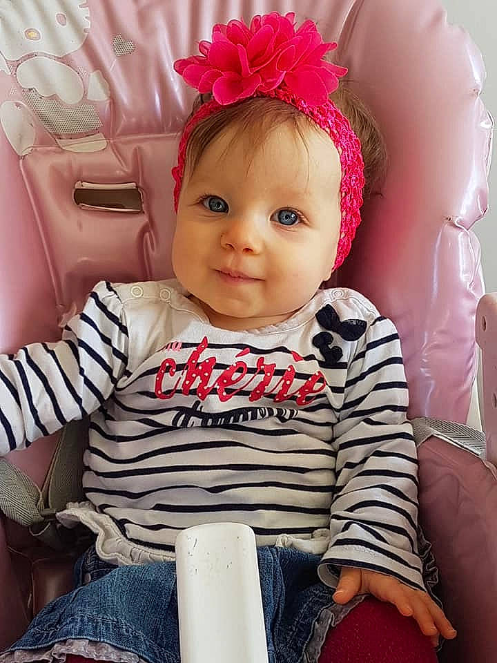 Chloé participe au concours pour gagner de l'argent avec cette photo : baby_products, child, day, eye, girl, hair_accessory, headband, headgear, infant, person, pink, product, red, skin, smile, textile, toddler