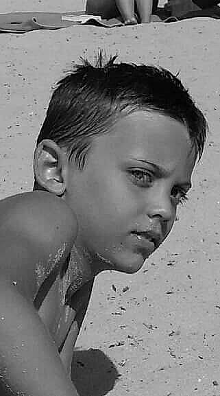 Marc Antoine participe au concours pour gagner de l'argent avec cette photo : beauty, black_and_white, chin, ear, eyebrow, face, forehead, hair, hairstyle, jaw, male, monochrome, monochrome_photography, neck, nose, person, photograph, photography, portrait