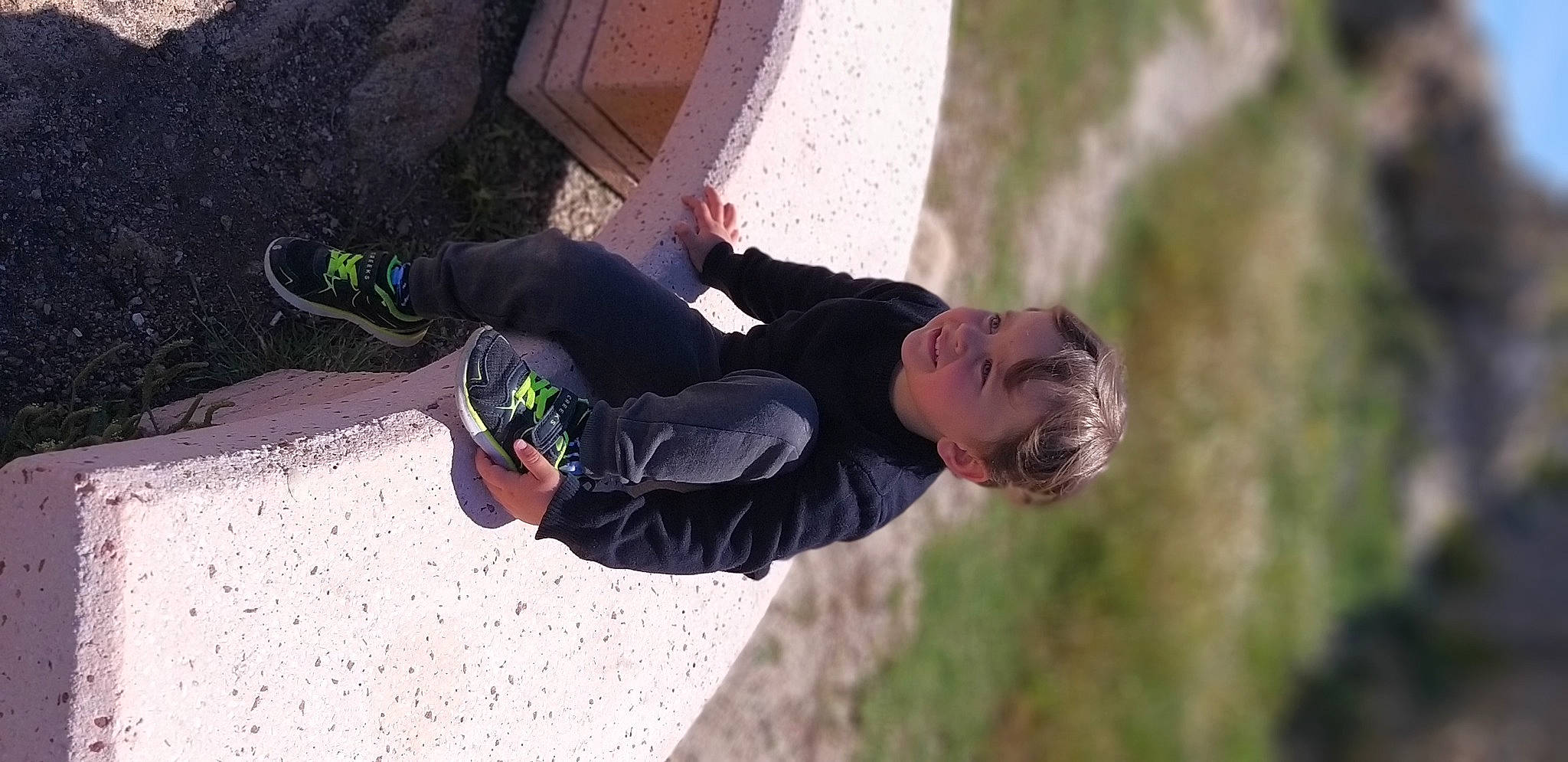 Valerian a rejoint le concours — aidez-le/la à gagner de superbes lots ! adventure, child, extreme_sport, fun, grass, happy, joy, leisure, outdoor_shoe, people_in_nature, person, recreation, shadow, sneakers, soil, toddler, tree, walking_shoe