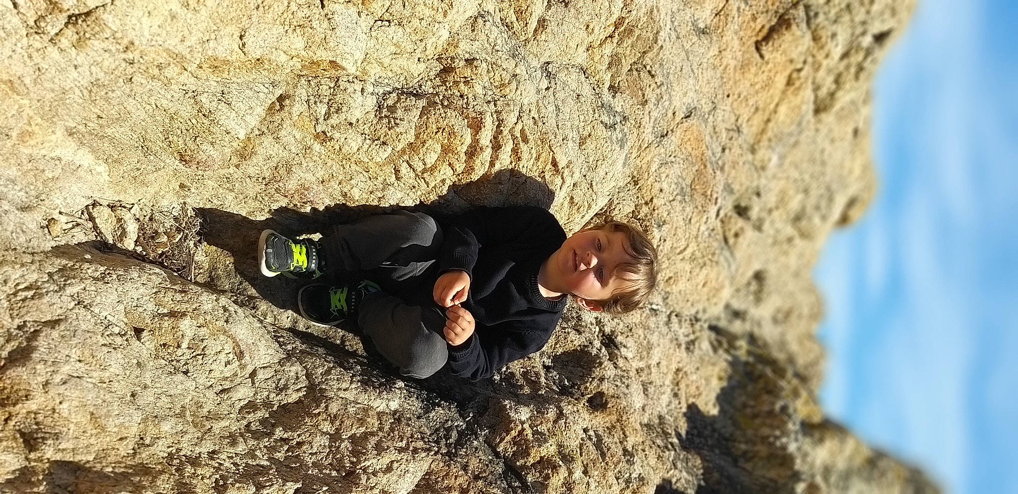 Valerian participe au concours pour gagner de l'argent avec cette photo : adventure, bedrock, climbing, fault, formation, geological_phenomenon, happy, landscape, leisure, outcrop, outdoor_recreation, people_in_nature, person, plant, recreation, rock, smile, soil, sport_climbing, trunk