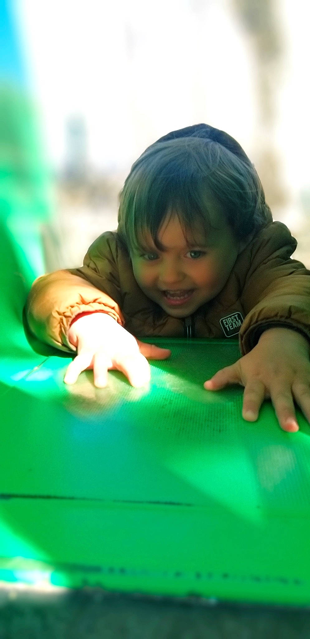 Valerian participe au concours pour gagner de l'argent avec cette photo : arm, billiards, child, facial_expression, finger, fun, grass, hand, happy, human, indoor_games_and_sports, leisure, people, person, pool, recreation, skin, smile, t_shirt, table