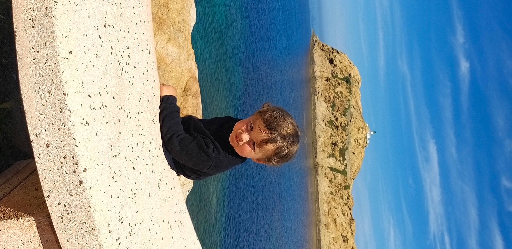 Valerian participe au concours pour gagner de l'argent avec cette photo : adventure, beach, coast, electric_blue, fun, geology, happy, landscape, leisure, ocean, person, recreation, reflection, rock, sand, shadow, sky, travel, tree, water
