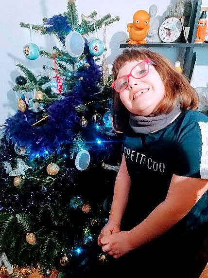 Romane a rejoint le concours — aidez-le/la à gagner de superbes lots ! blue, christmas, christmas_decoration, christmas_ornament, christmas_tree, electric_blue, event, evergreen, facial_expression, fun, hairstyle, happy, holiday, holiday_ornament, joy, ornament, person, plant, room, smile