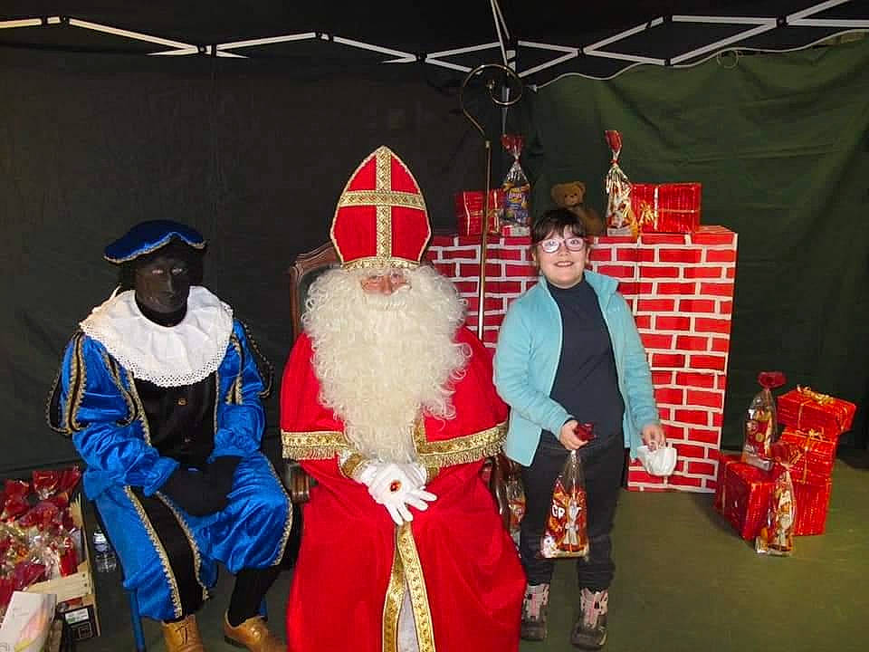 Romane participe au concours pour gagner de l'argent avec cette photo : beard, chair, christmas, christmas_decoration, christmas_eve, costume, costume_hat, entertainment, event, facial_hair, fashion_design, fun, hat, holiday, interior_design, joy, lap, person, red, santa_claus