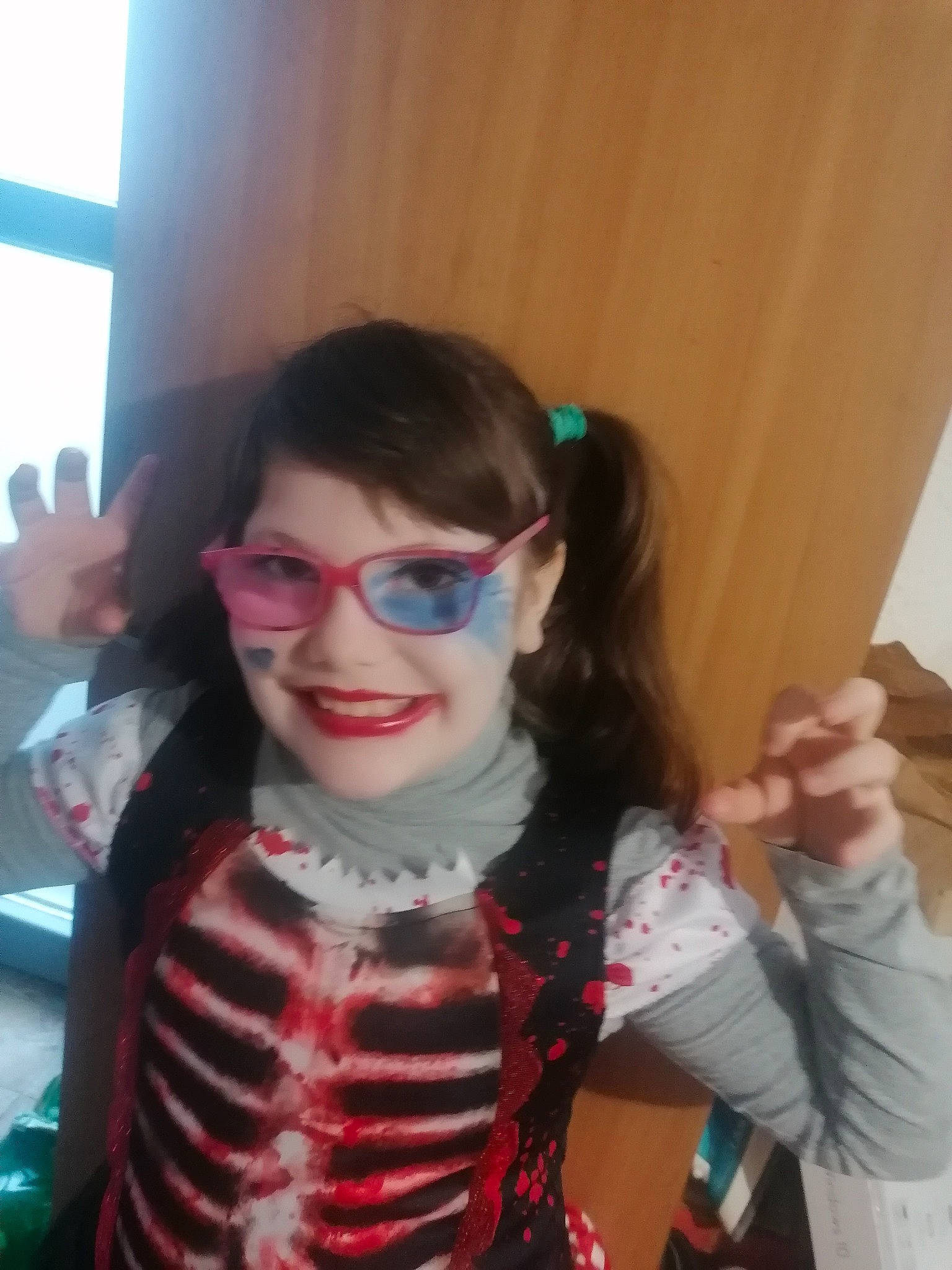 Romane a rejoint le concours — aidez-le/la à gagner de superbes lots ! arm, bangs, eyewear, fashion_design, finger, fun, gesture, glasses, goggles, hand, happy, joy, lip, mouth, person, personal_protective_equipment, sleeve, smile, sunglasses, t_shirt