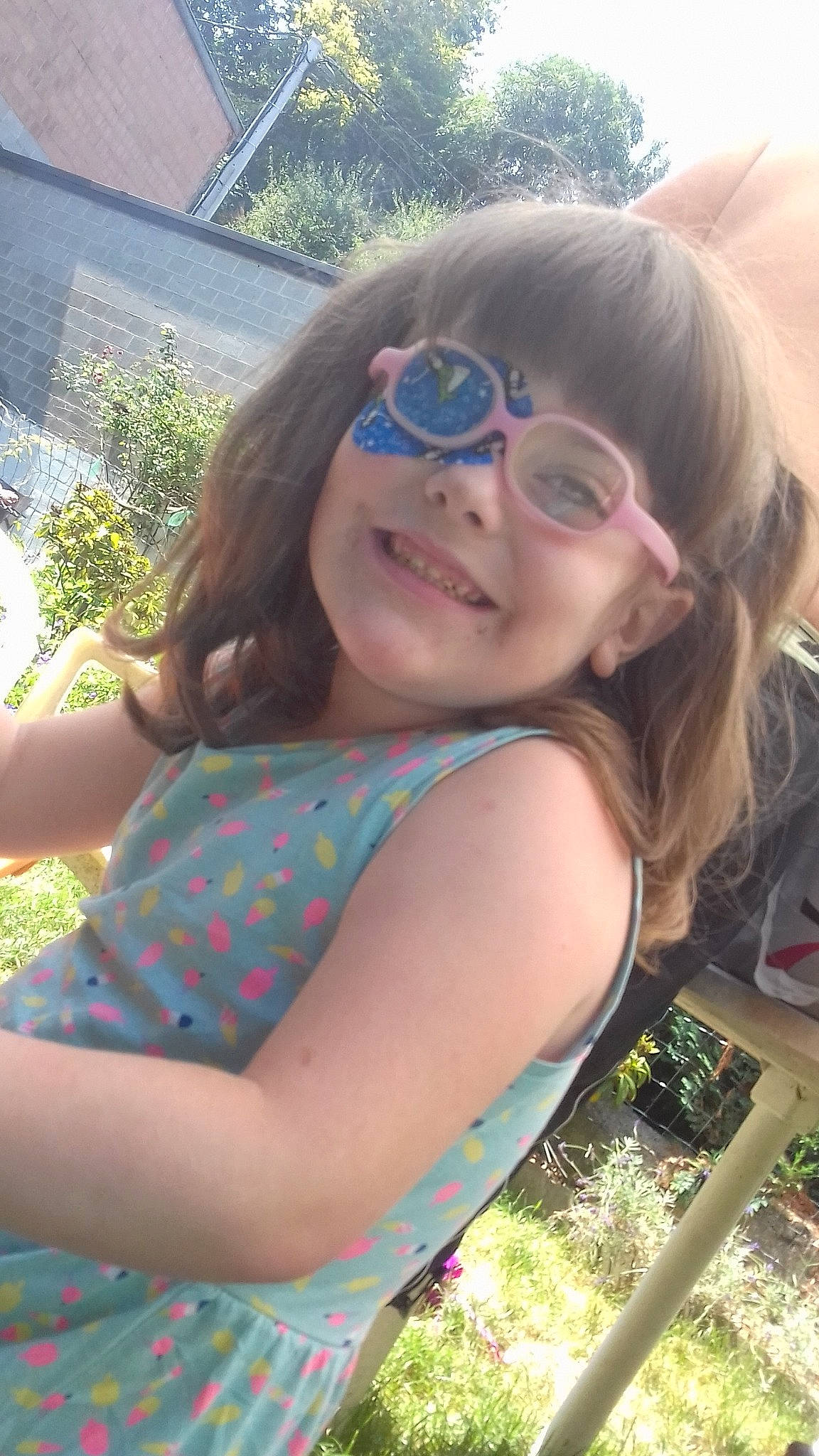 Romane a rejoint le concours — aidez-le/la à gagner de superbes lots ! child, cool, eyewear, fun, glasses, grass, joy, leisure, person, smile, summer, sunglasses, vacation