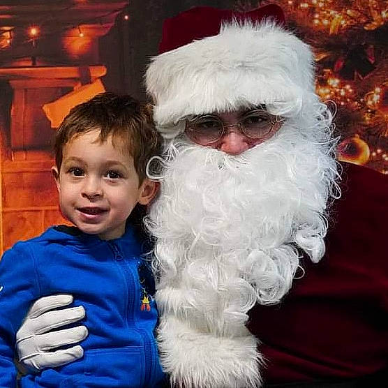 Lohann a rejoint le concours — aidez-le/la à gagner de superbes lots ! baby, baby_toddler_clothing, beard, christmas, christmas_eve, costume, costume_accessory, costume_hat, facial_hair, fictional_character, fur, fur_clothing, glasses, holiday, joy, moustache, person, pleased, santa_claus, wig