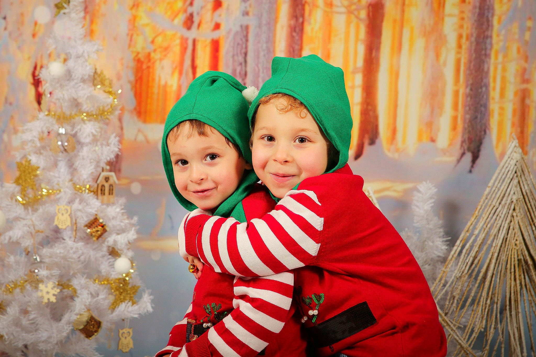 Lohann participe au concours pour gagner de l'argent avec cette photo : baby, baby_laughing, baby_toddler_clothing, beanie, bonnet, child, christmas, christmas_eve, conifer, costume_accessory, facial_expression, family, happy, headwear, holiday, joy, knit_cap, laugh, love, person