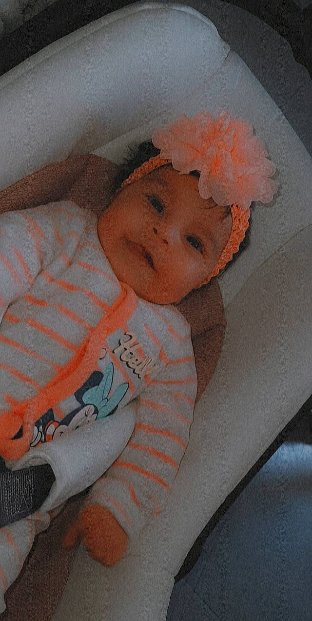 élyna a rejoint le concours — aidez-le/la à gagner de superbes lots ! baby, baby_products, baby_toddler_clothing, cheek, child, comfort, eye, finger, fun, headwear, linens, lip, mouth, nose, orange, person, pink, room, skin, smile