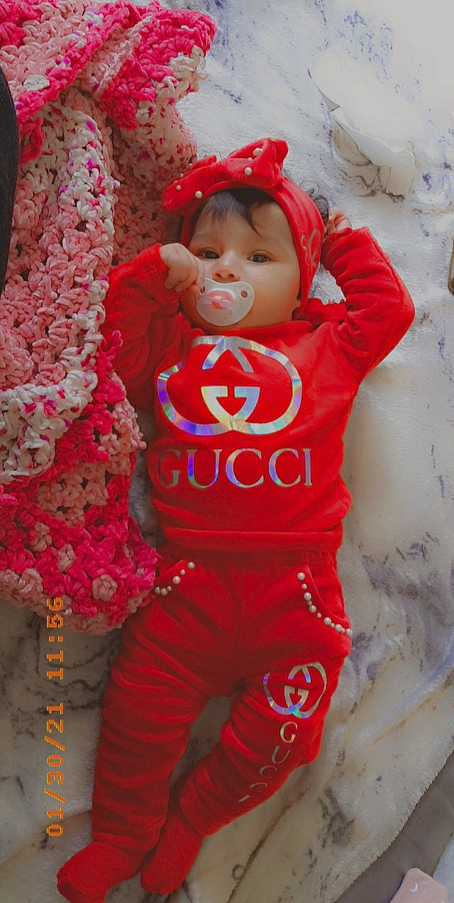 élyna a rejoint le concours — aidez-le/la à gagner de superbes lots ! baby, baby_products, baby_toddler_clothing, cap, carmine, child, eye, face, fun, happy, headgear, headwear, jeans, magenta, pattern, person, pink, red, sleeve, t_shirt