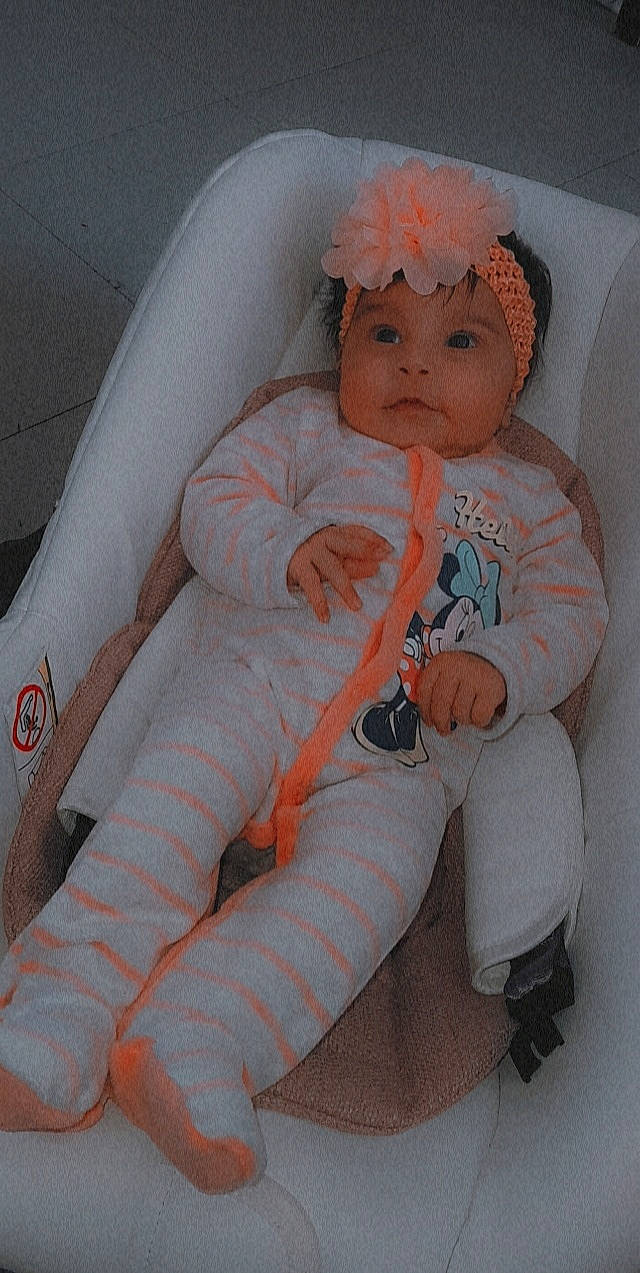élyna a rejoint le concours — aidez-le/la à gagner de superbes lots ! baby, baby_toddler_clothing, chair, cheek, comfort, cool, eye, eyebrow, face, facial_expression, hairstyle, head, headgear, headwear, human_body, lip, orange, person, pink, skin