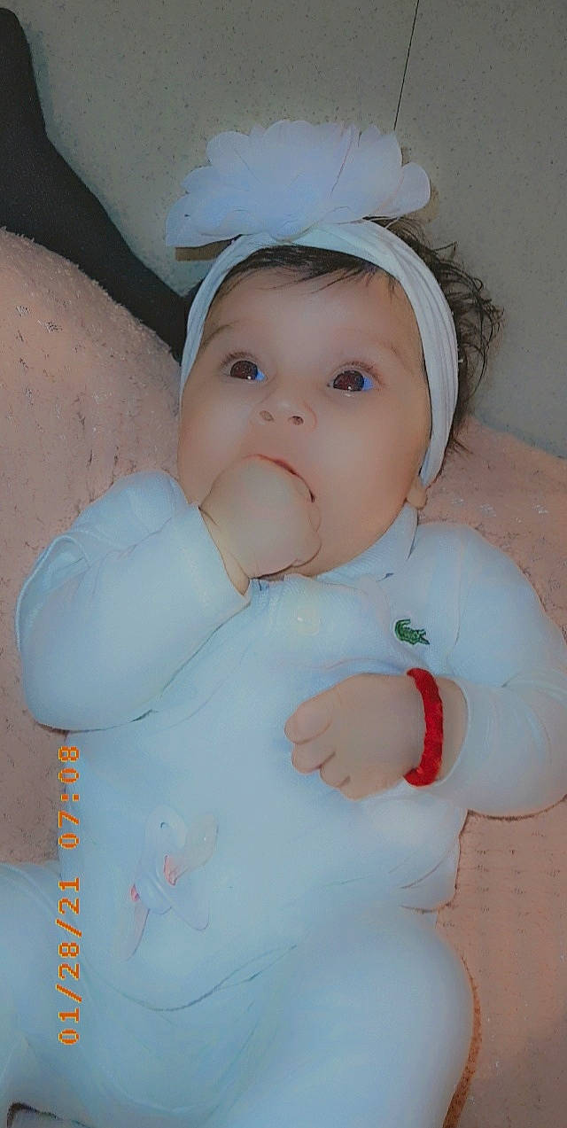 élyna a rejoint le concours — aidez-le/la à gagner de superbes lots ! baby, baby_toddler_clothing, cap, cheek, child, eye, eyelash, face, fashion_accessory, happy, head, headband, helmet, human_body, lip, nose, person, pink, skin, sleeve