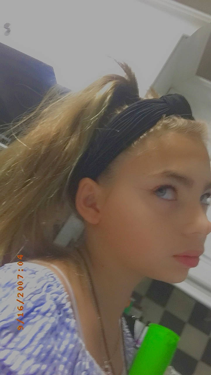 Romane participe au concours pour gagner de l'argent avec cette photo : beauty, blond, chin, ear, eye, eyebrow, face, forehead, hair, hair_accessory, hairstyle, head, headgear, jaw, lip, long_hair, neck, nose, person, photography