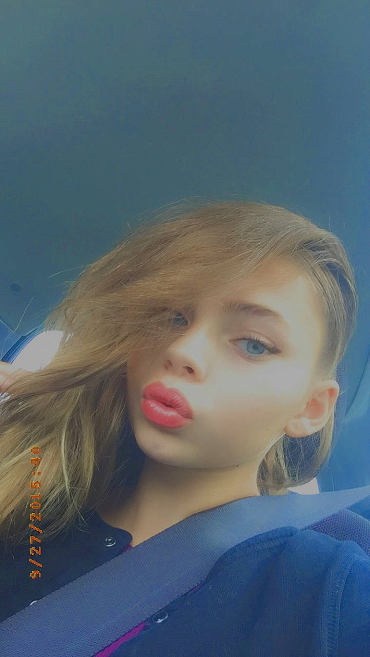 Romane participe au concours pour gagner de l'argent avec cette photo : beauty, blond, cheek, chin, eye, eyebrow, face, forehead, hair, hairstyle, head, jaw, lip, long_hair, neck, nose, person, photography, selfie, skin