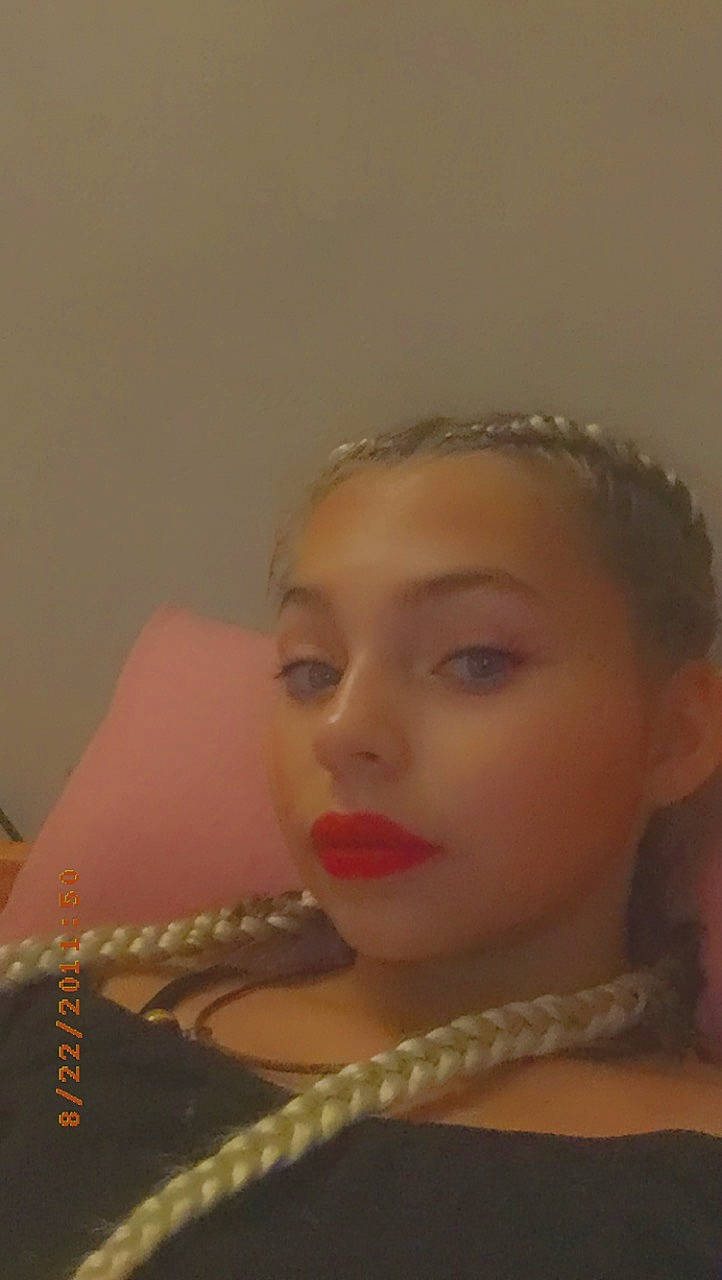 Romane a rejoint le concours — aidez-le/la à gagner de superbes lots ! beauty, cheek, chin, close_up, eye, eyebrow, face, forehead, hair, hair_accessory, hairstyle, head, headpiece, jaw, lip, long_hair, neck, nose, person, photography