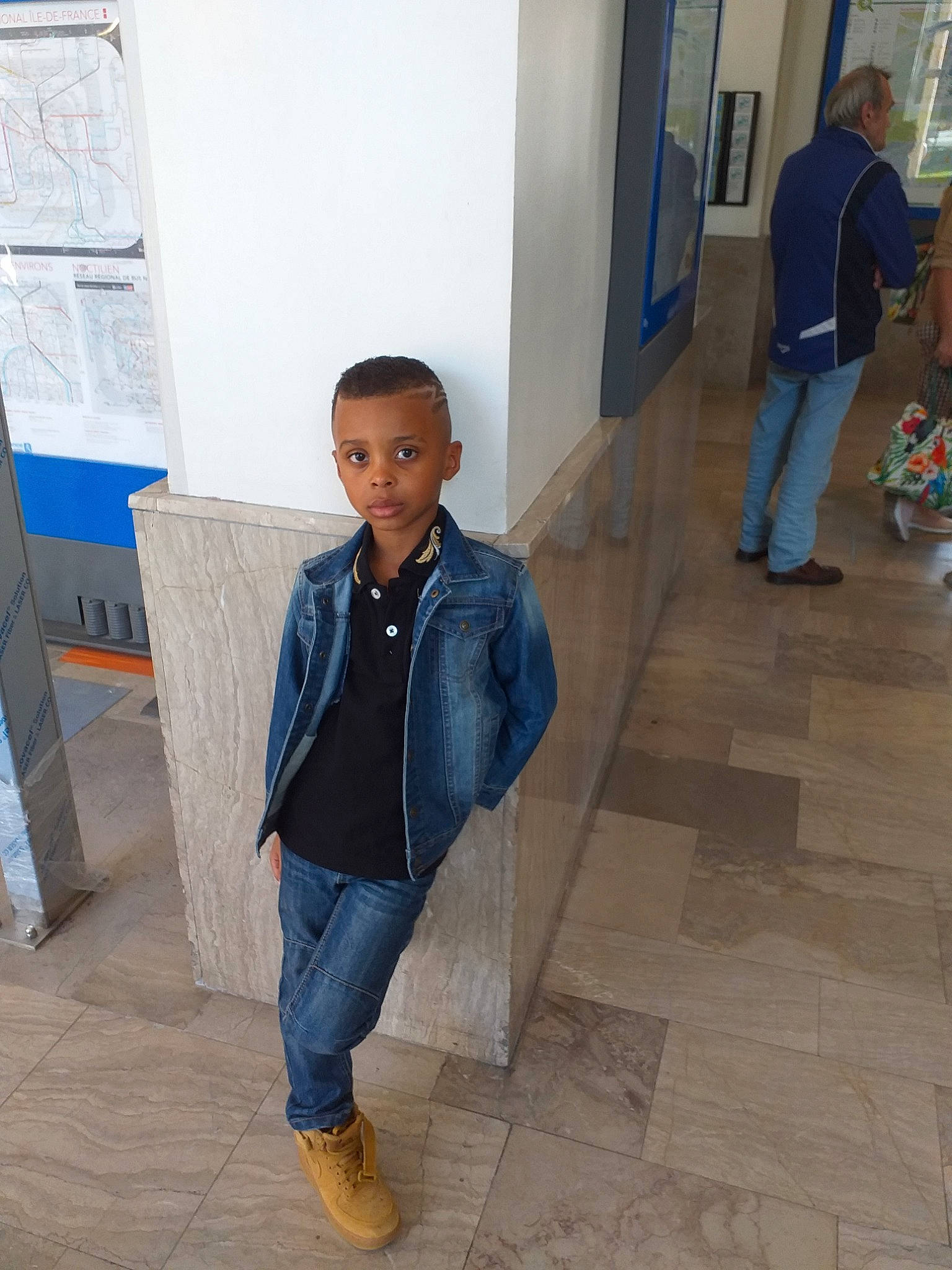 Hamin a rejoint le concours — aidez-le/la à gagner de superbes lots ! denim, floor, flooring, jeans, person, standing, textile, vacation