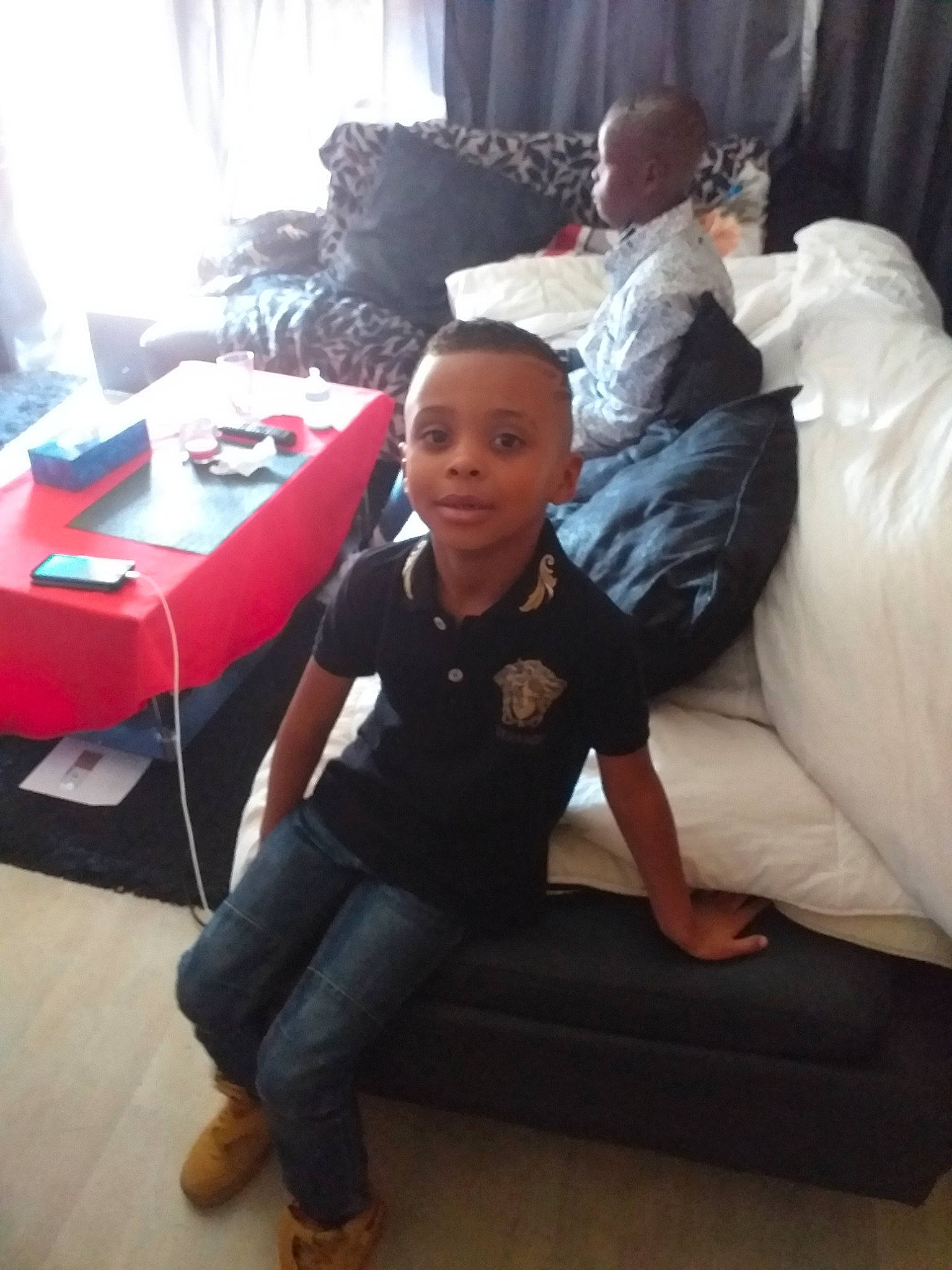 Hamin participe au concours pour gagner de l'argent avec cette photo : arm, baby, black_hair, child, couch, fun, furniture, house, leg, person, photography, play, sitting, table, toddler, vacation