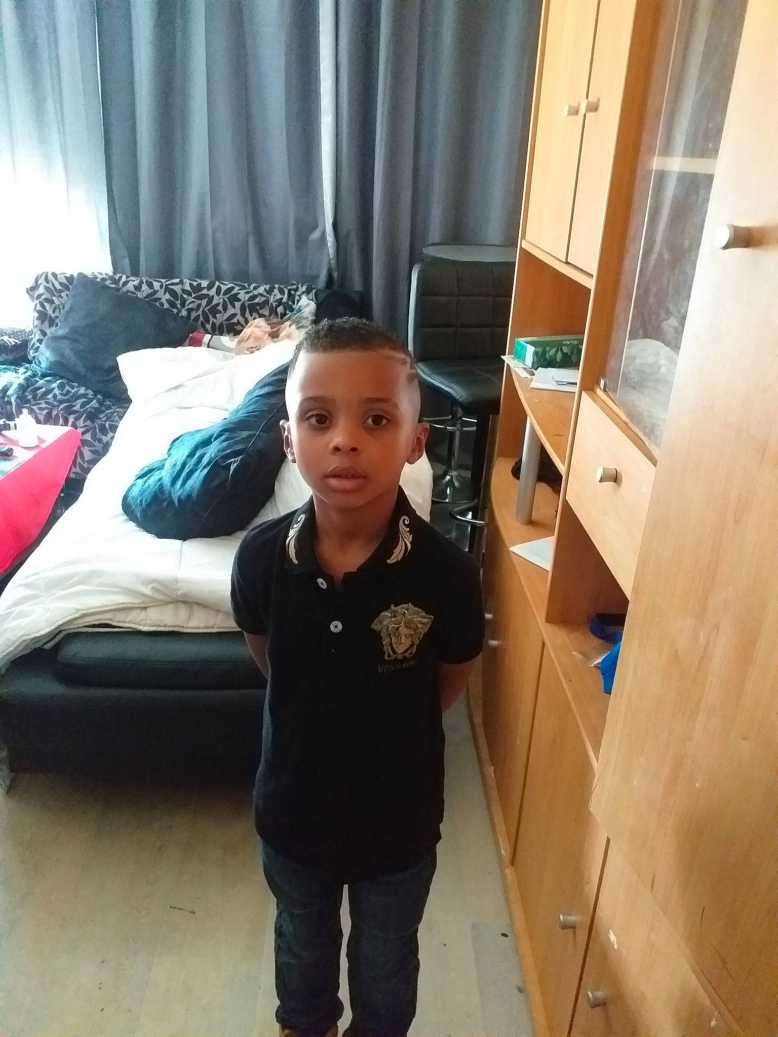 Hamin participe au concours pour gagner de l'argent avec cette photo : arm, child, face, head, interior_design, leg, person, photography, room, selfie, shoulder, standing, toddler