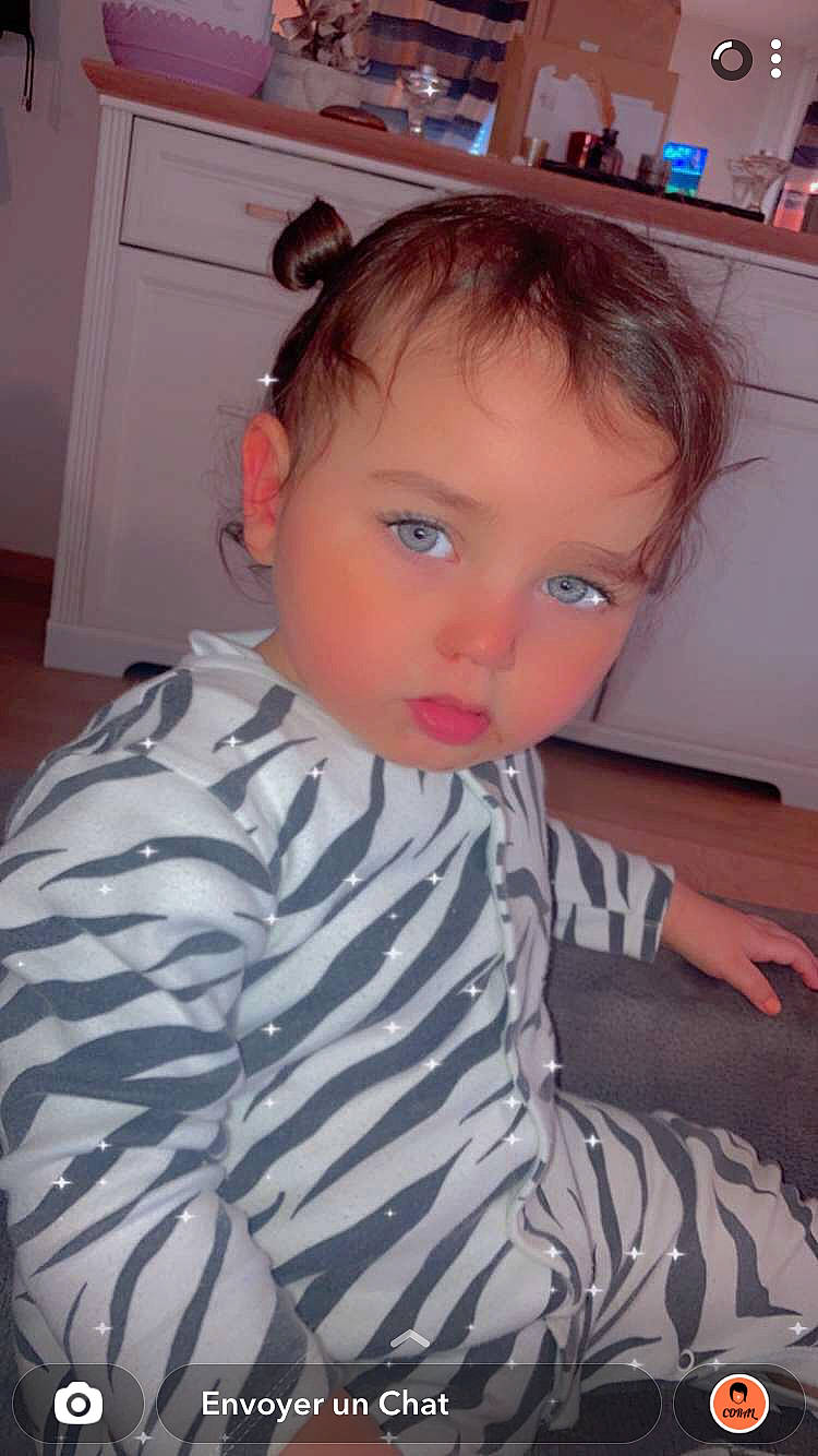 Lina a rejoint le concours — aidez-le/la à gagner de superbes lots ! baby, baby_toddler_clothing, beauty, cheek, child, ear, eye, eyelash, flooring, forehead, fun, hair, iris, lip, mouth, neck, nose, person, skin, sleeve