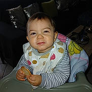 Nahîr participe au concours pour gagner de l'argent avec cette photo : toddler, child, high_chair, biscuit, food, bib, blanket, smile, face, indoor, living_room, pillow, sofa, table, person, clothing, cute, messy_face, striped_sleeves, cozy