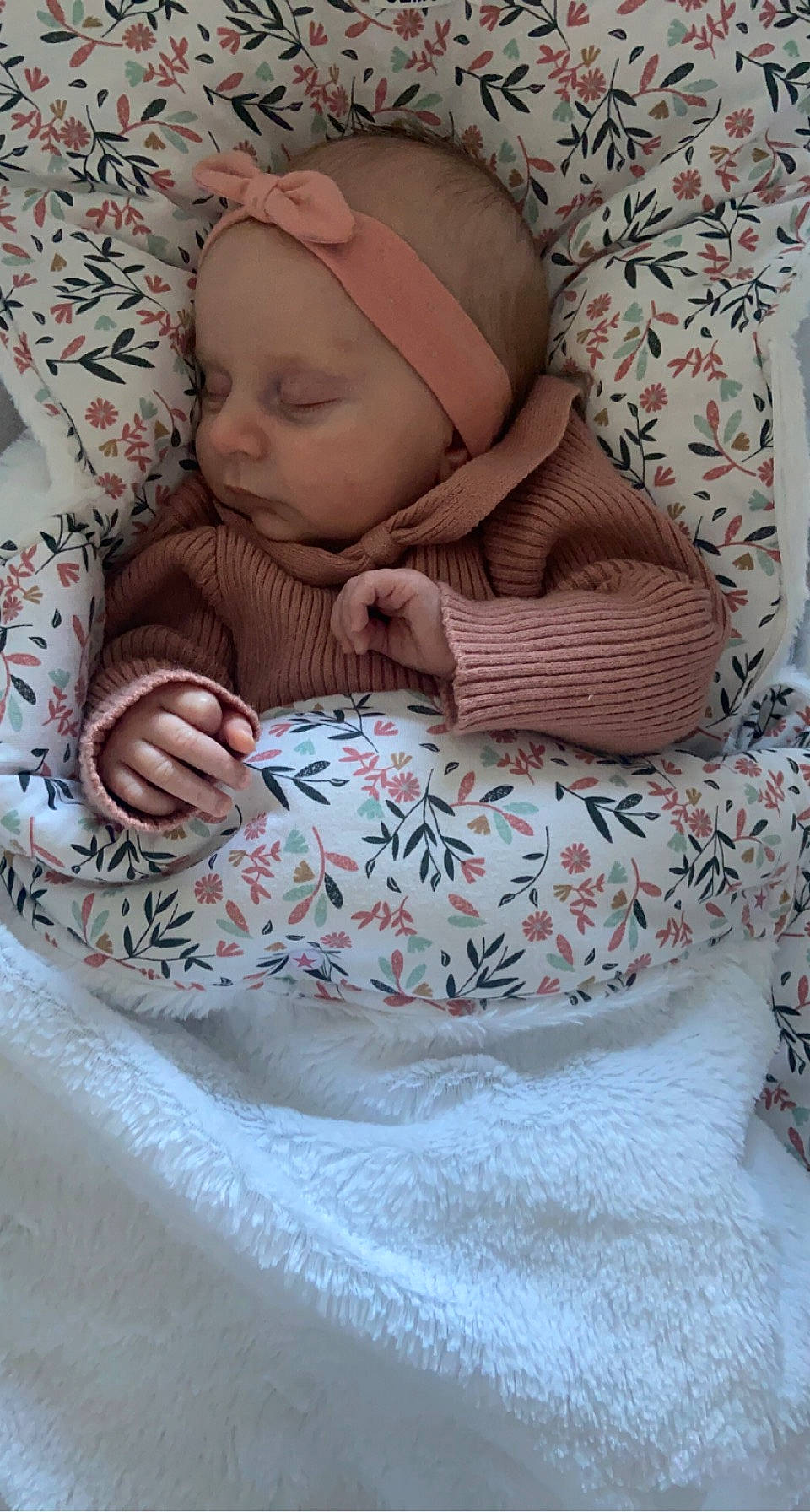 Ileana a rejoint le concours — aidez-le/la à gagner de superbes lots ! baby, baby_products, baby_sleeping, baby_toddler_clothing, bed_sheet, bedding, bedtime, cheek, child, comfort, hand, headwear, linens, nap, pattern, person, pink, room, skin, sleeve