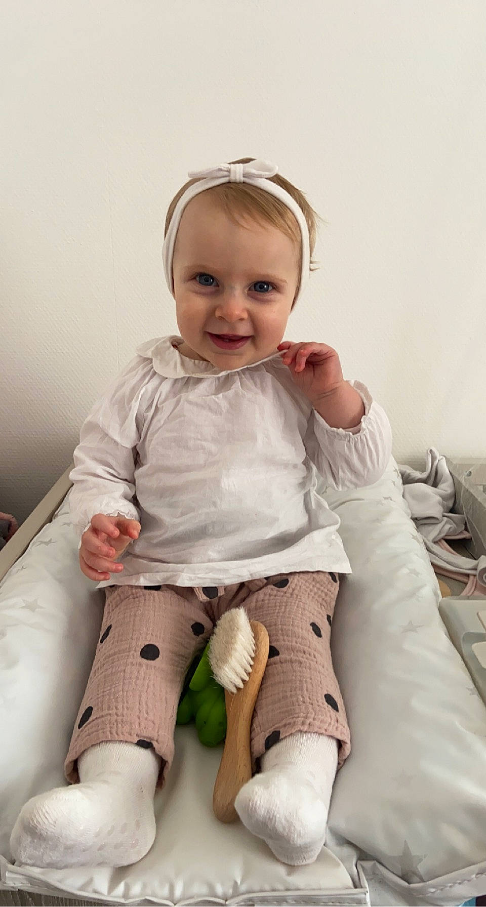 Ileana participe au concours pour gagner de l'argent avec cette photo : baby, baby_toddler_clothing, chair, comfort, face, flash_photography, happy, head, human_body, human_leg, joy, knee, lip, neck, person, skin, sleeve, smile, sock, thigh