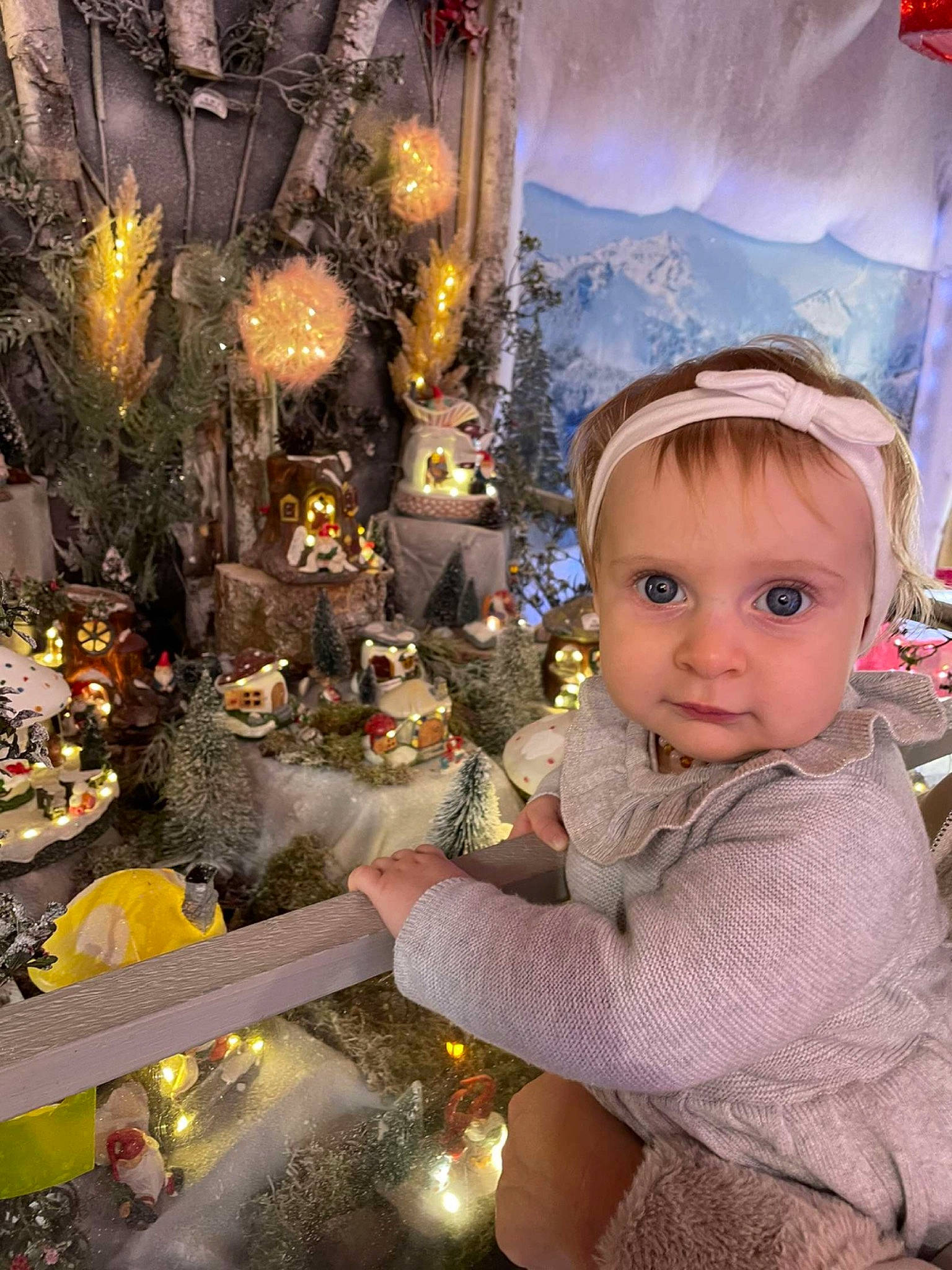 Ileana a rejoint le concours — aidez-le/la à gagner de superbes lots ! christmas, christmas_decoration, christmas_eve, christmas_ornament, christmas_tree, doll, event, fawn, fun, happy, holiday, holiday_ornament, interior_design, ornament, person, toddler, toy, tradition, tree, winter