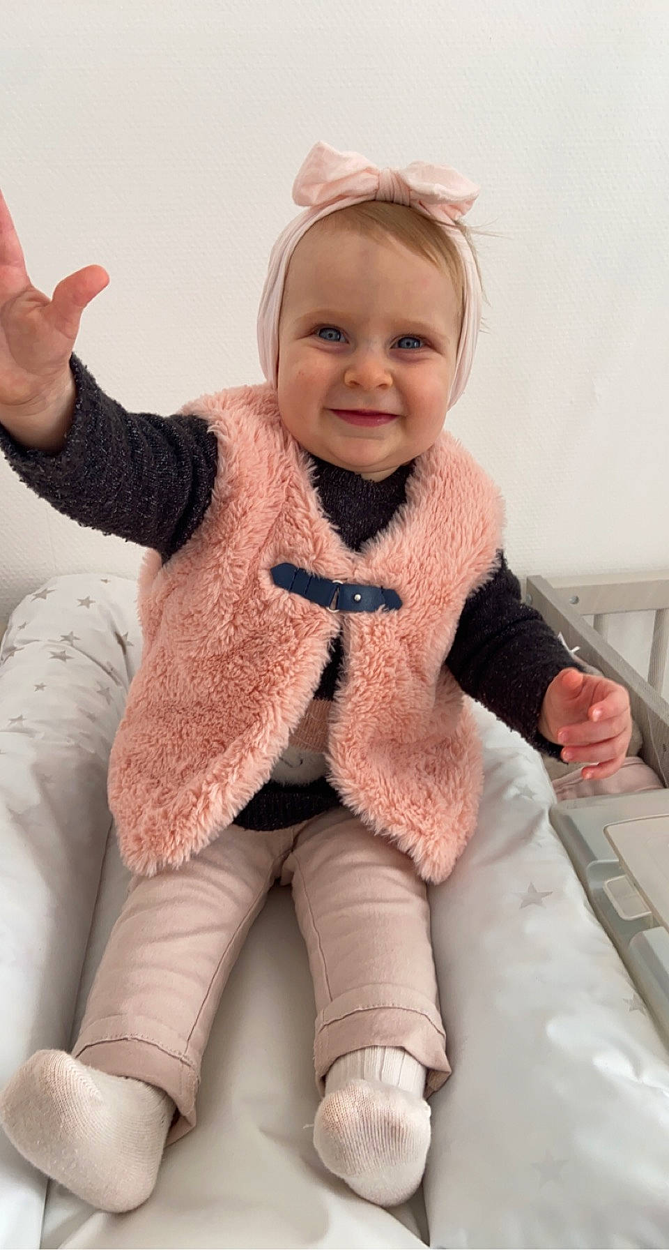 Ileana a rejoint le concours — aidez-le/la à gagner de superbes lots ! arm, baby_toddler_clothing, eye, face, finger, gesture, hand, head, human_body, joint, joy, leg, lip, neck, outerwear, person, pink, skin, sleeve, smile