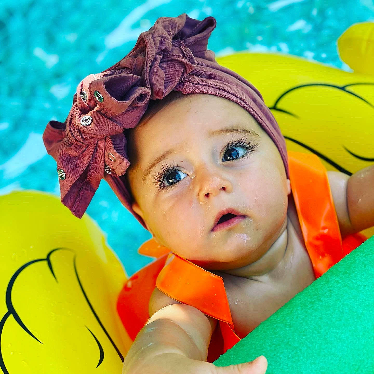 Mélyne a rejoint le concours — aidez-le/la à gagner de superbes lots ! baby, cap, child, close_up, eye, eyelash, facial_expression, fashion_accessory, fun, hairstyle, happy, head, headpiece, headwear, iris, leisure, people_in_nature, person, play, recreation