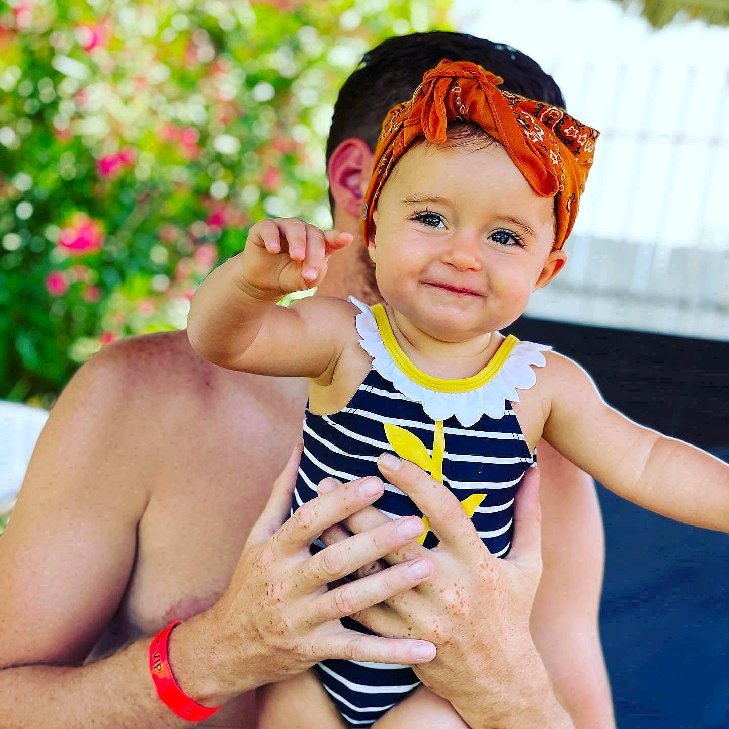 Mélyne a rejoint le concours — aidez-le/la à gagner de superbes lots ! baby, baby_toddler_clothing, eye, face, facial_expression, finger, gesture, hairstyle, hand, happy, head, headwear, human_body, joy, mammal, muscle, people_in_nature, person, photograph, skin